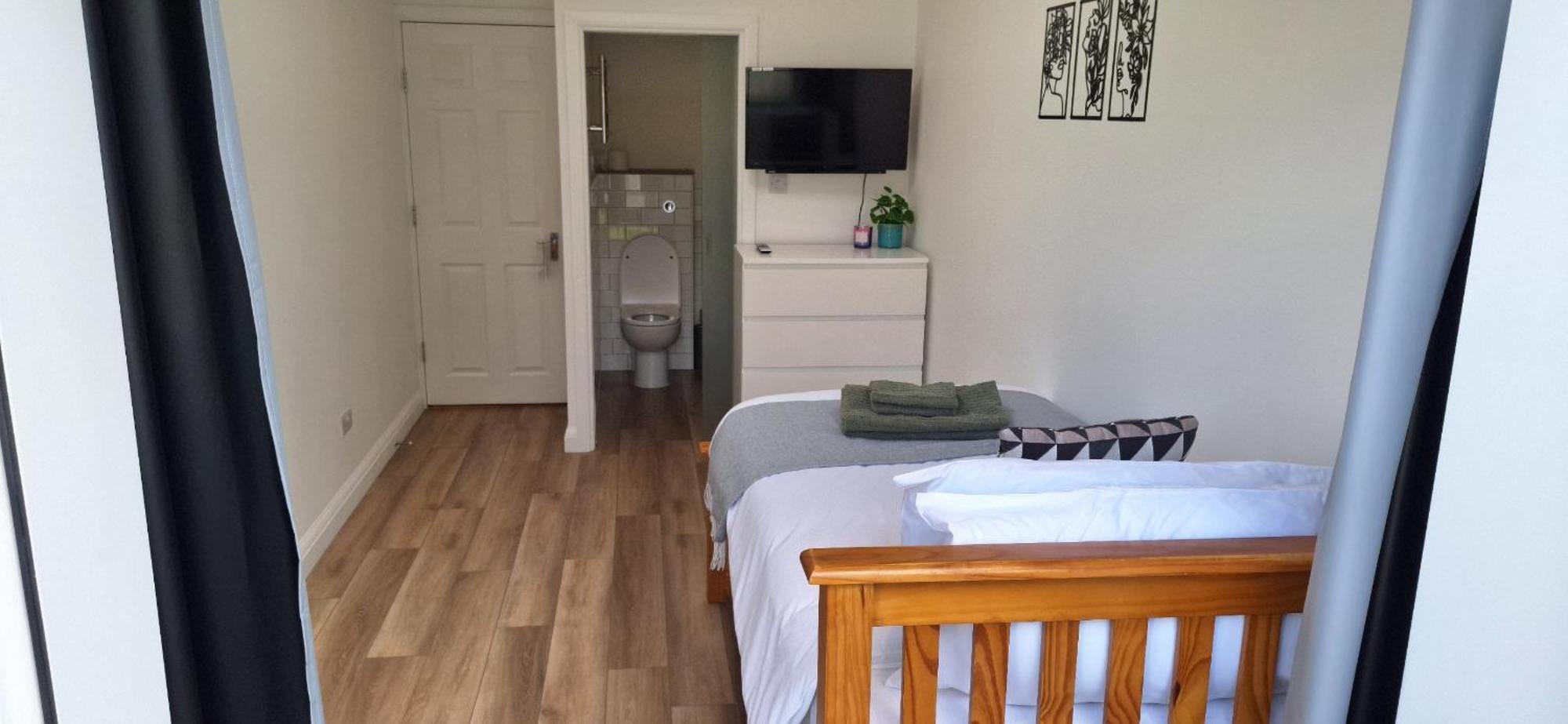 New 3 Bedrooms Flat In Ashford Near Heathrow *